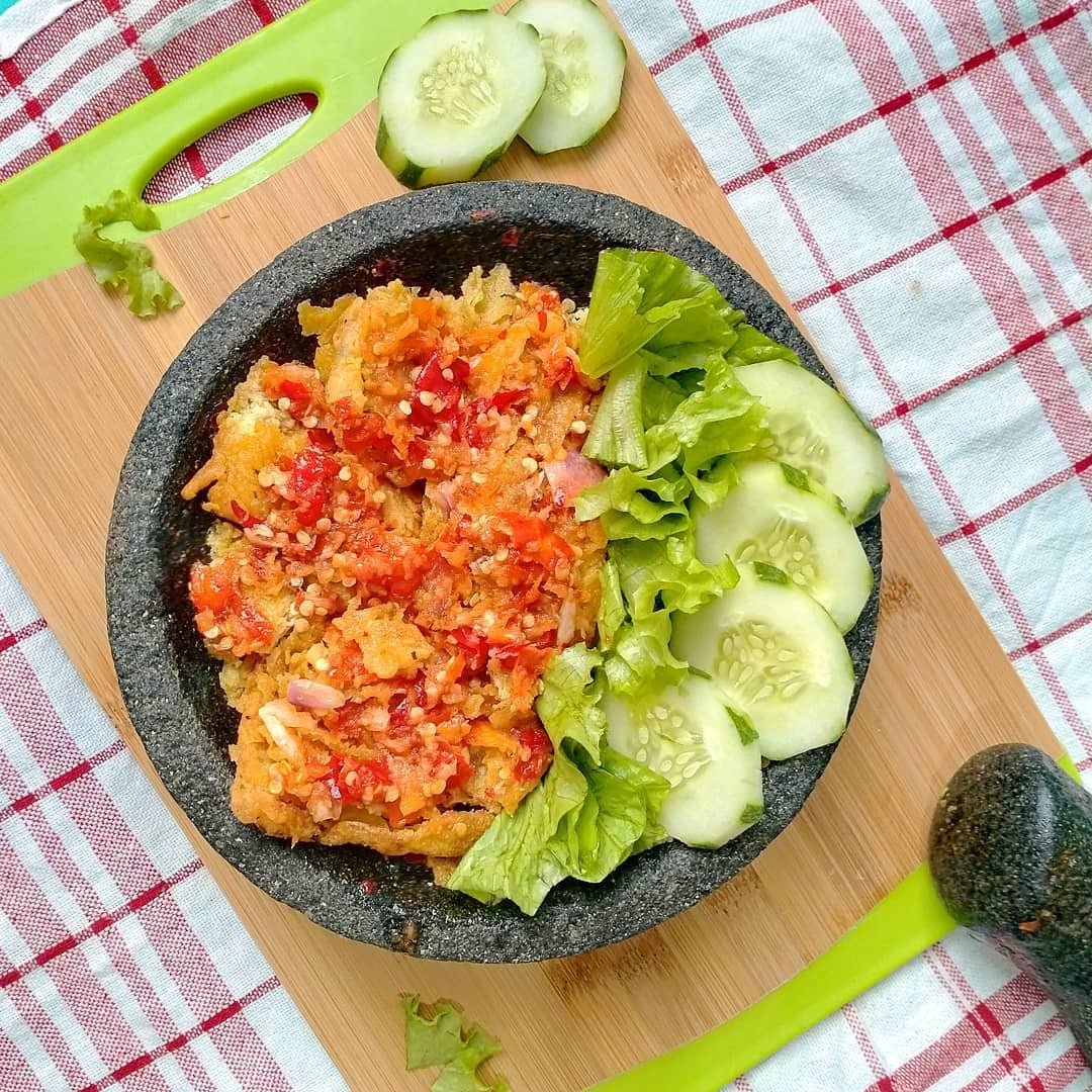 Resep Ayam Geprek Sambal Bawang, Pedasnya Nampol!